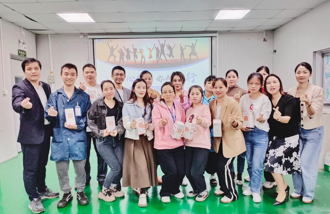 11月25日，思泉第2期老職工交流會由企業(yè)文化部主導(dǎo)舉行，18名入職3年以上的職工代表出席了會議，家人們歡聚一堂，其樂融融。